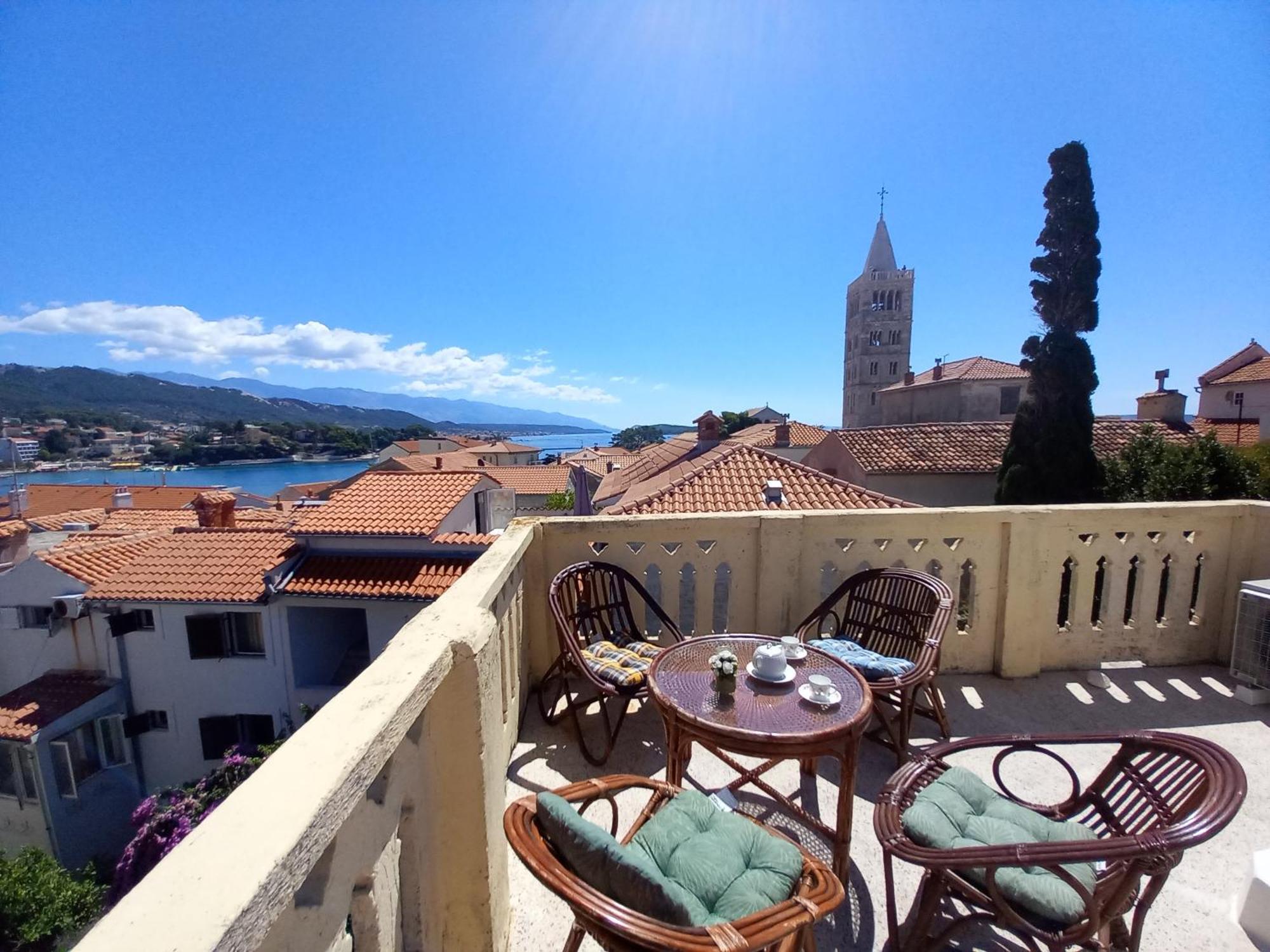 Apt. Old Town Rab Town Bagian luar foto